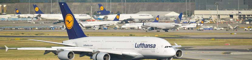 Eine Lufthansa Maschine im Vordergrund, mehrere im Hintergrund
