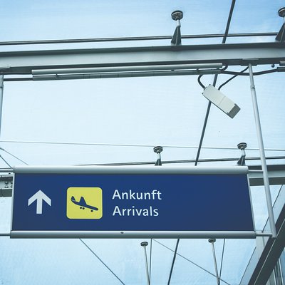 airport Flughafen Ankunft Hinweisschild