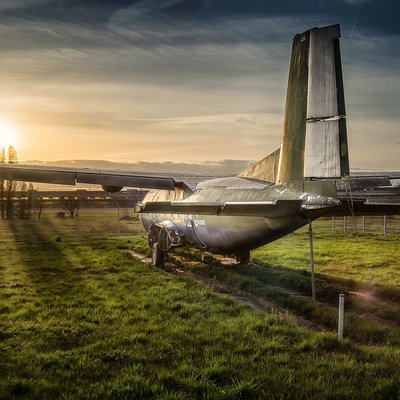 Historisches Flugzeug beim Sonnenuntergang