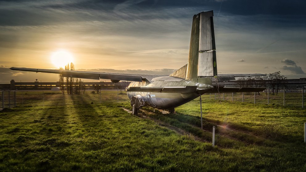 Historisches Flugzeug beim Sonnenuntergang