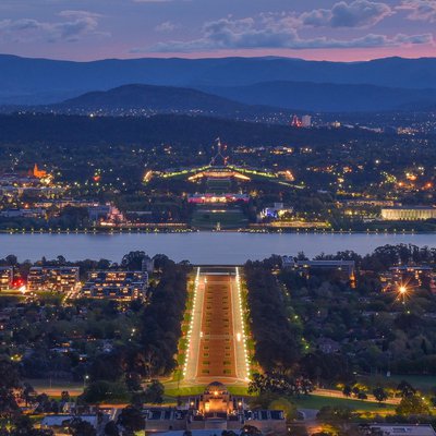 Panorama der australischen Hauptstadt Canberra in der Abenddämmerung