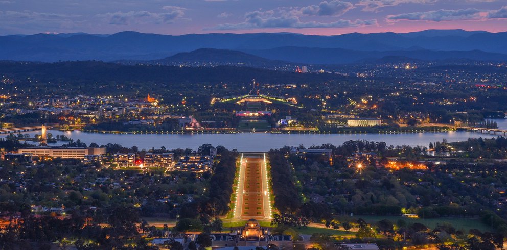 Panorama der australischen Hauptstadt Canberra in der Abenddämmerung