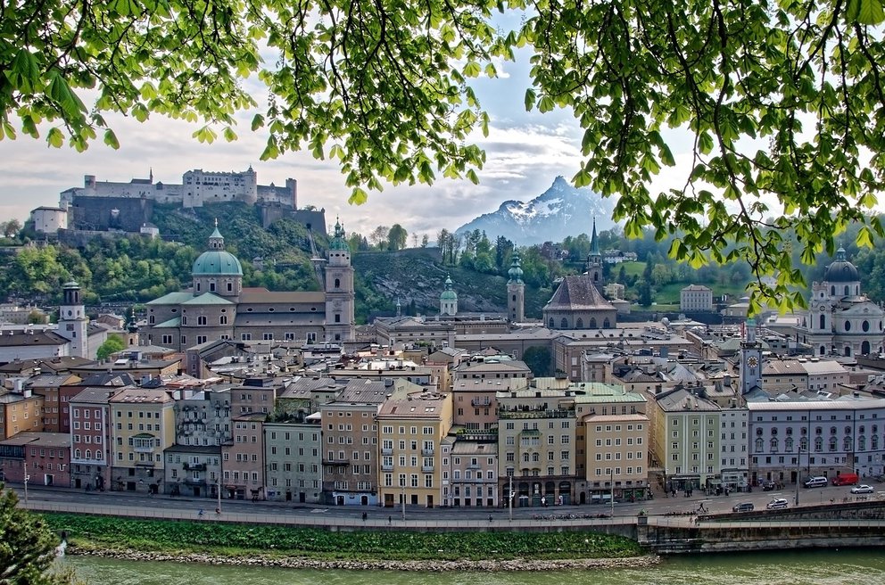 Eine Ansicht der Stadt Salzburg mit Häusern am Fluss