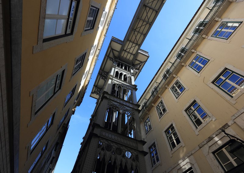 Der Stahlturm im Baixa-Viertel von unten fotografiert