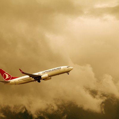 Boeing-Maschine von Turkish Airlines durchfliegt Wolkenbruch - Sepiafarben