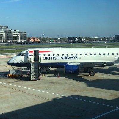 British Airways Maschine in Parkposition auf dem Rollfeld