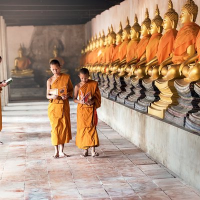 Buddhistische Mönche laufen durch Gang eines Tempels