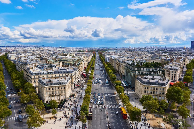 Überblick über die Champs-Élysées bei Sonnenschein