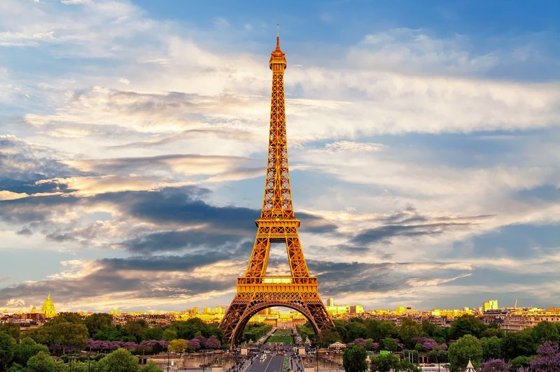 Der Eiffelturm unter blauem Himmel