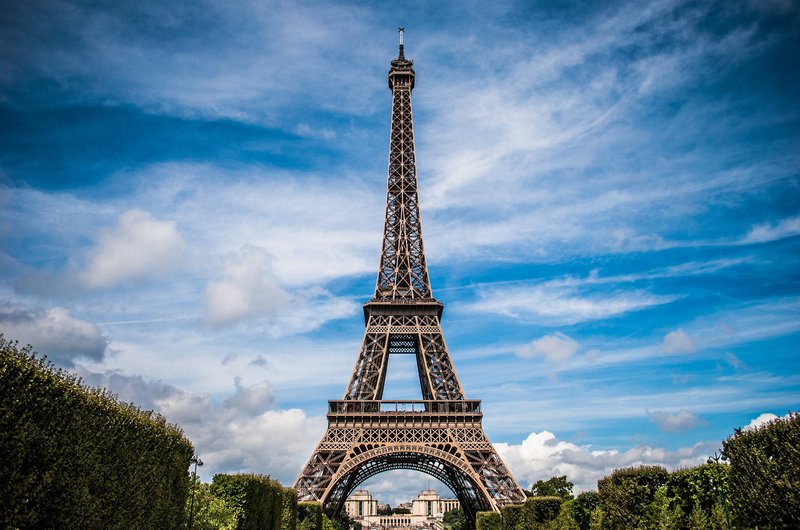 Eiffelturm unter blauem Himmel