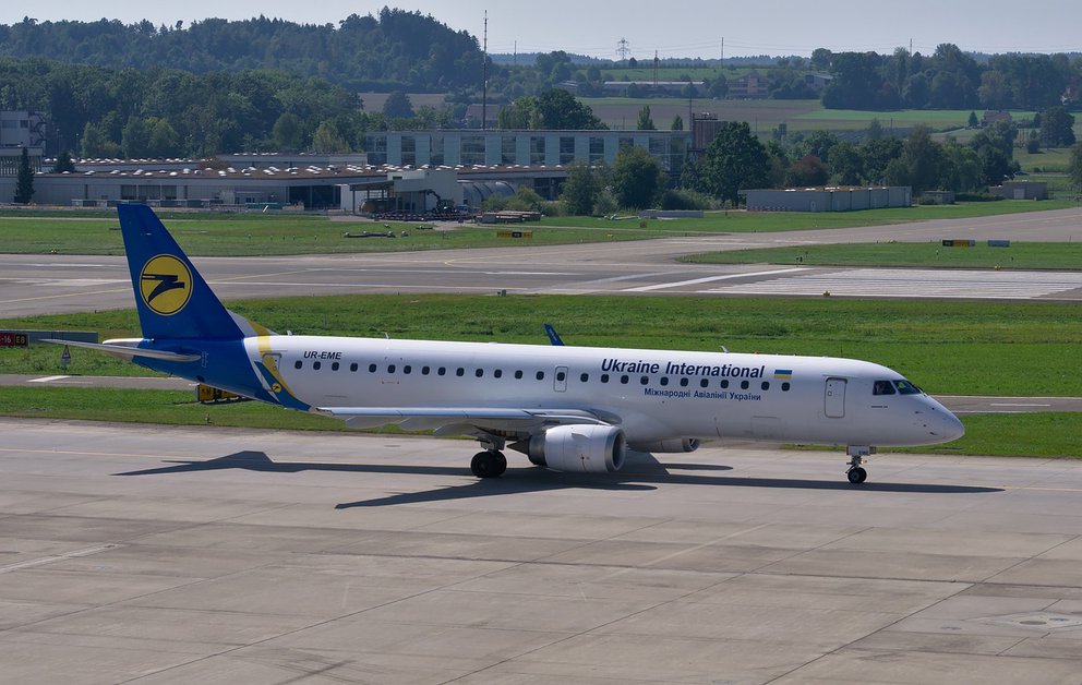 Maschine der Ukraine International Airlines auf dem Rollfeld