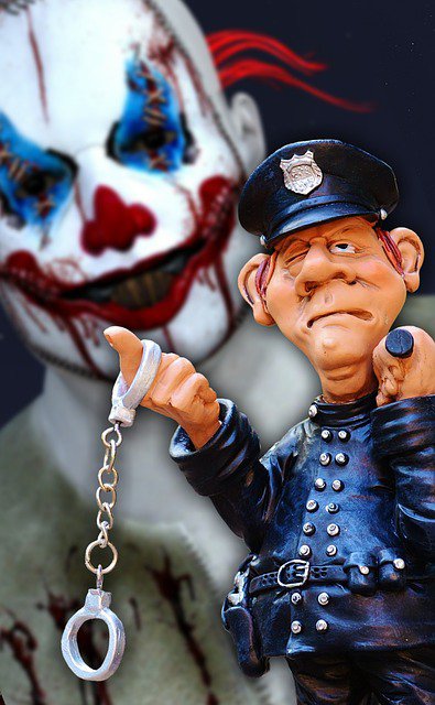 Karikatur eines Polizisten mit einem gruseligen Clown im Hintergrund