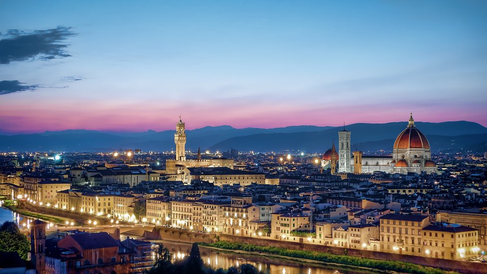 Das nächtlich erleuchtete Florenz im Stadtpanorama