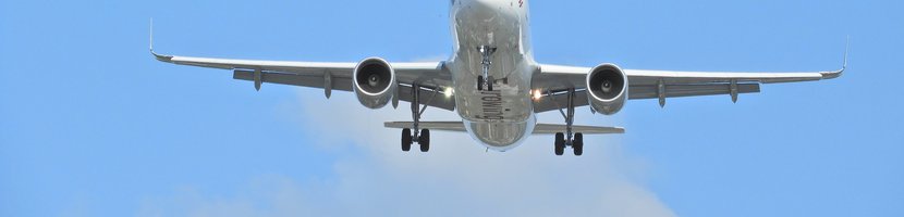 Eurowings-Flugzeug mit ausgefahrenem Fahrwerk im Landeanflug