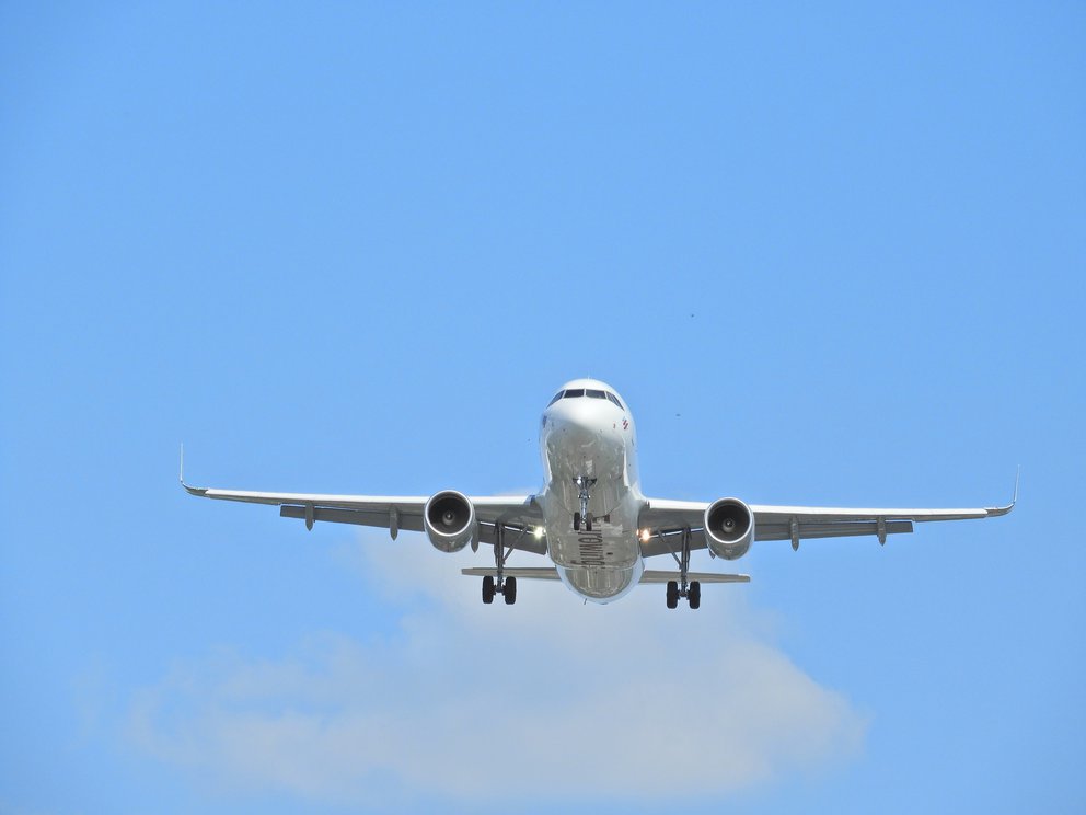 Eurowings-Flugzeug mit ausgefahrenem Fahrwerk im Landeanflug
