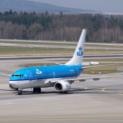 Flugzeug von KLM in klassischer Lackierung auf dem Rollfeld