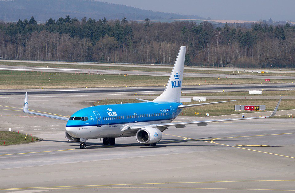 Flugzeug von KLM in klassischer Lackierung auf dem Rollfeld