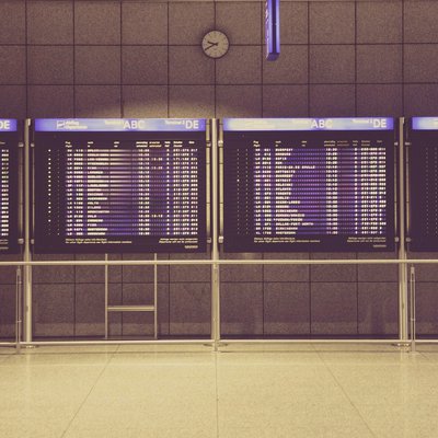 Tafel mit Abflügen und Ankünften im Terminal