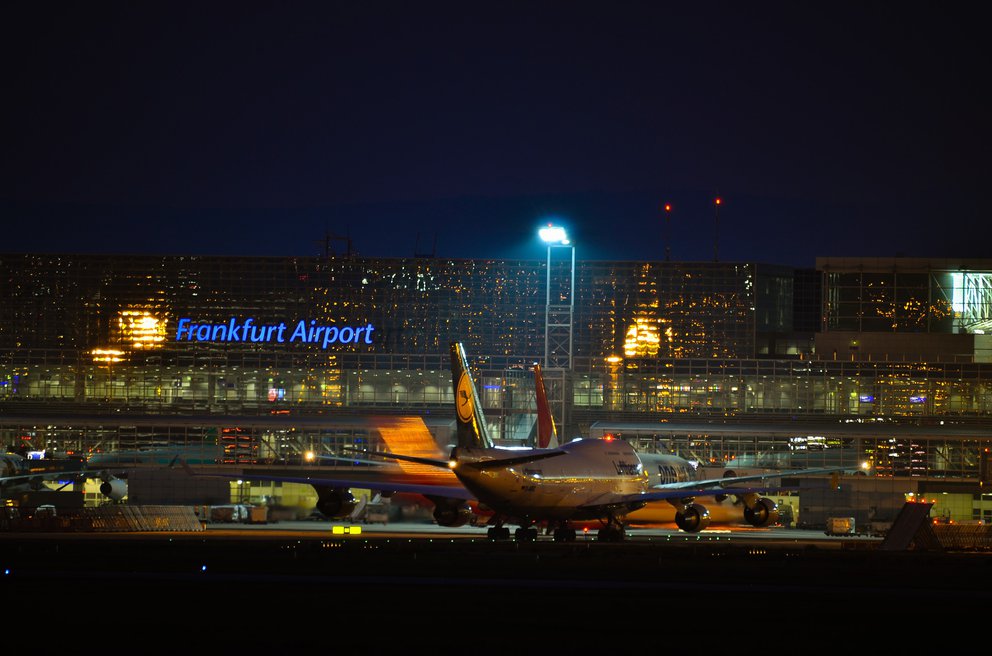 Flugfeld des Flughafen Frankfurt bei Nacht