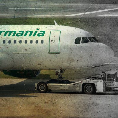 Germania-Flugzeug wird auf Flugfeld abgeschleppt