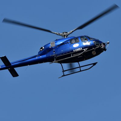 Helikopter unter blauem Himmel