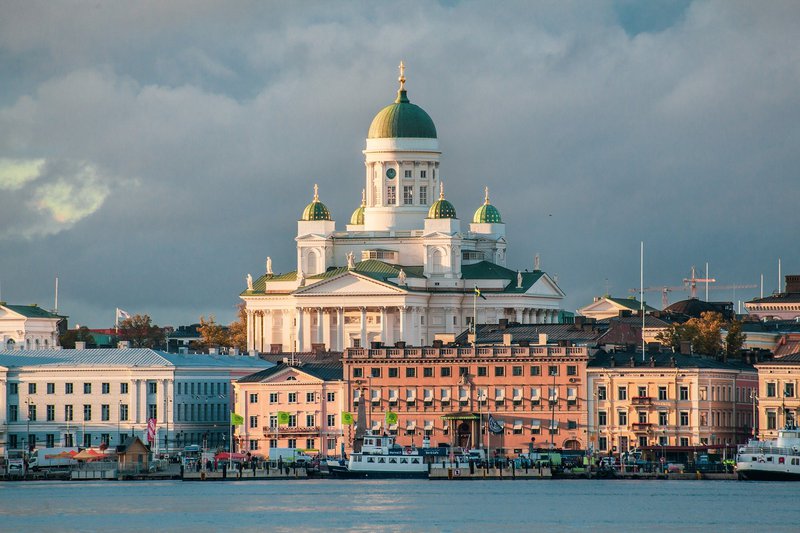 Blick auf Helsinki mit Häusern und dem Dom
