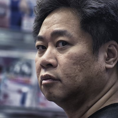 Einwohner aus Hongkong in schwarzem Shirt mit betroffenem Blick