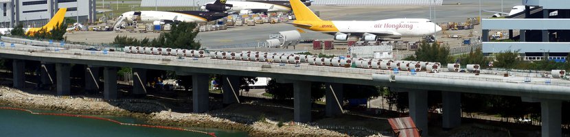 Flugzeuge auf dem Rollfeld des Flughafen Hongkong von der Wasserseite aus