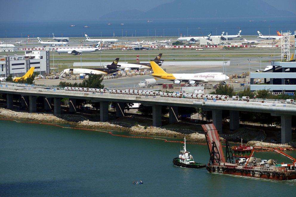 Flugzeuge auf dem Rollfeld des Flughafen Hongkong von der Wasserseite aus