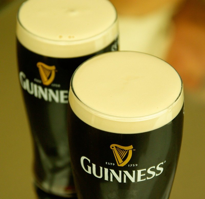 zwei volle Guinness-Gläser