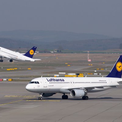 Zwei Flugzeuge der Lufthansa auf dem Rollfeld