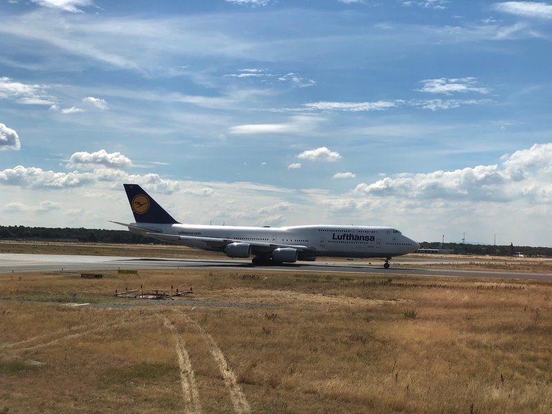 Lufthansa-Maschine auf der Startbahn bei schönem Wetter