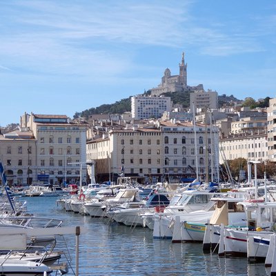 Die Stadt Marseille mit Blick auf Notre-Dame de la Garde