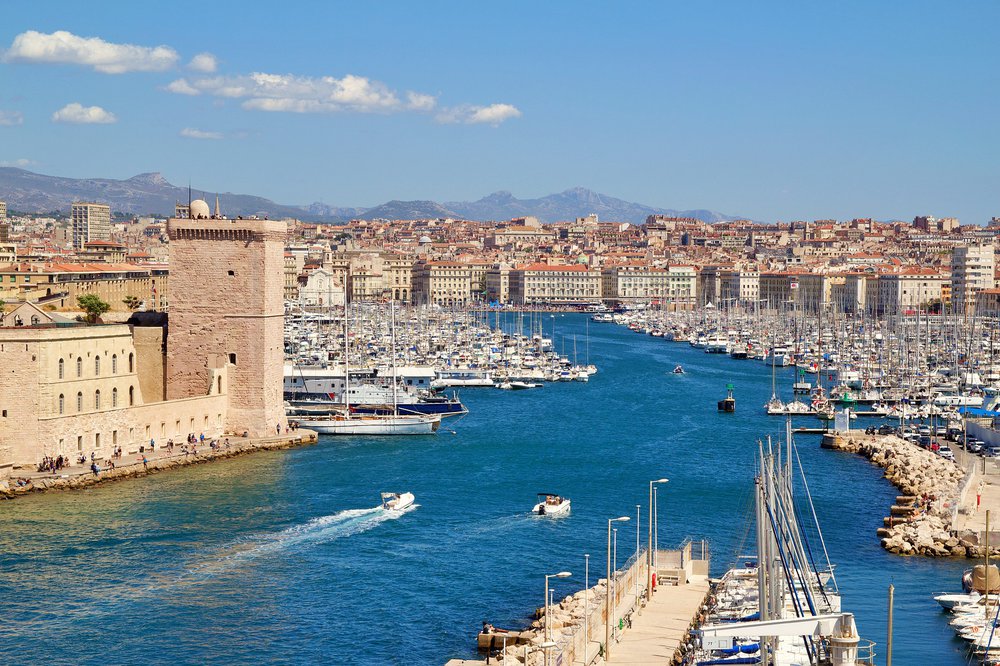 Der Yachthafen von Marseille mit der Altstadt im Hintergrund