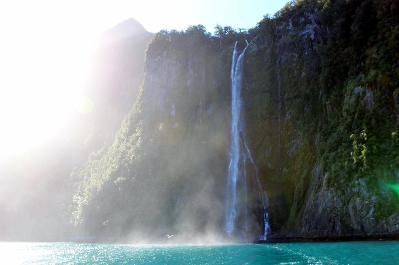 Ein Wasserfall aus einem Hügel vom Wasser aus fotografiert