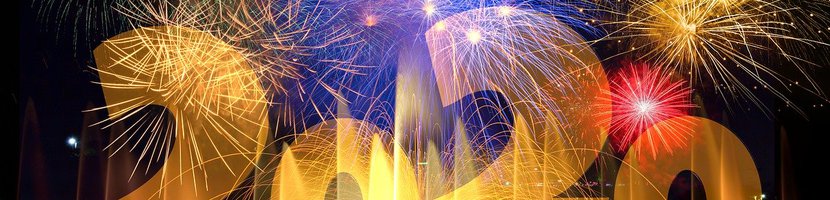 Silvesterbild 2020 mit Feuerwerk über unbekannter Stadt