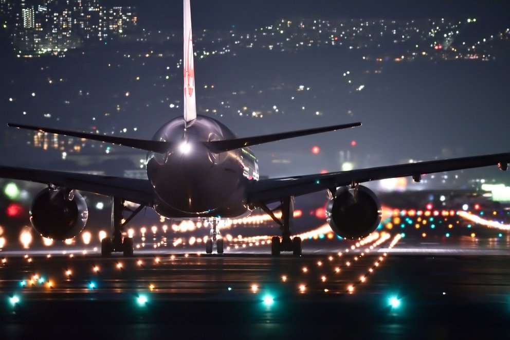 Flugzeug auf der Landebahn bei Nacht