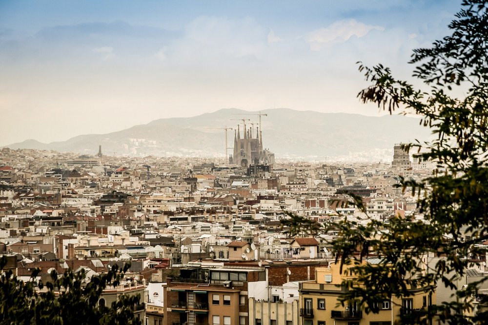 Blick über die Dächer Barcelonas mit der Sagrada Familia
