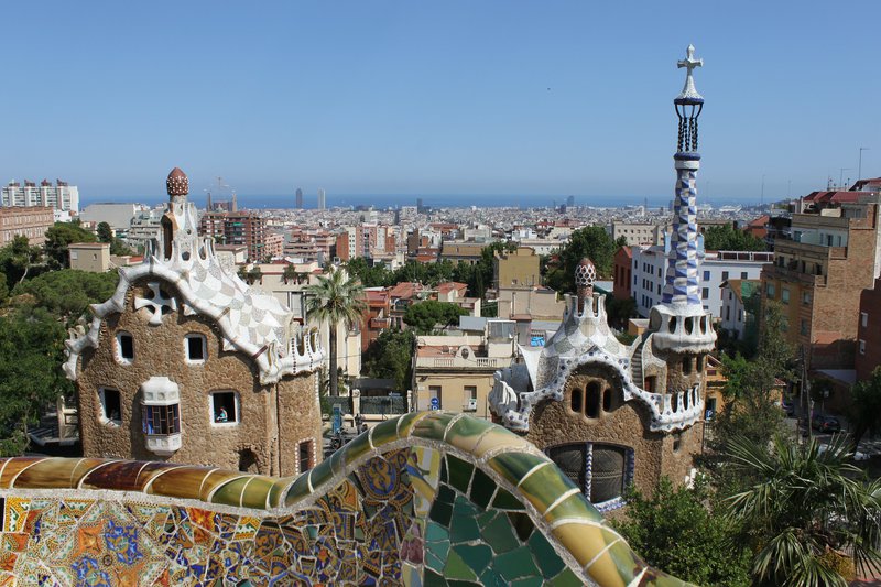 Aussicht über Barcelona mit den Bauten Gaudis im Vordergrund