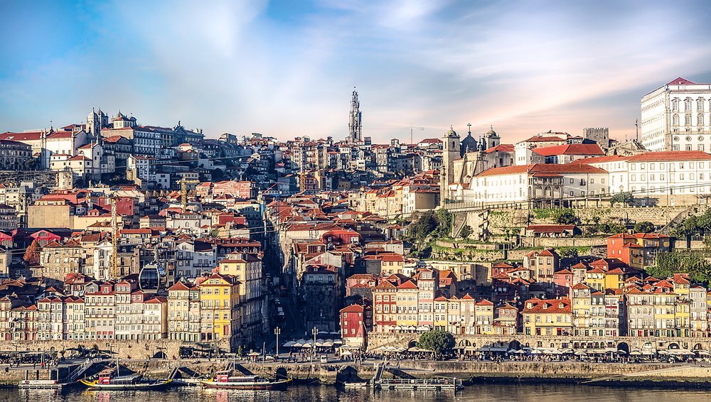 Ansicht der Stadt Porto vom Wasser