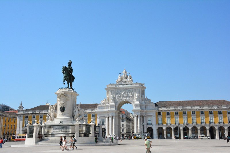 Weitläufiger Platz im Baixa-Viertel mit hübschen Denkmälern