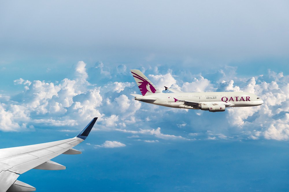Flugzeug von Qatar Airways in der Luft