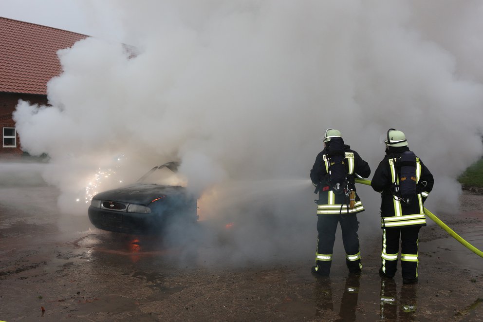 Feuerwehr löscht Auto-Brand in großer Rauchwolke