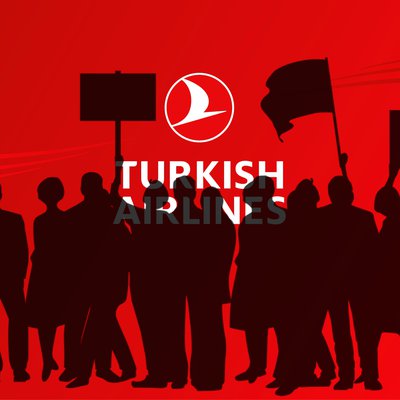 Demonstranten-Schatten vor Turkish Airlines-Logo.