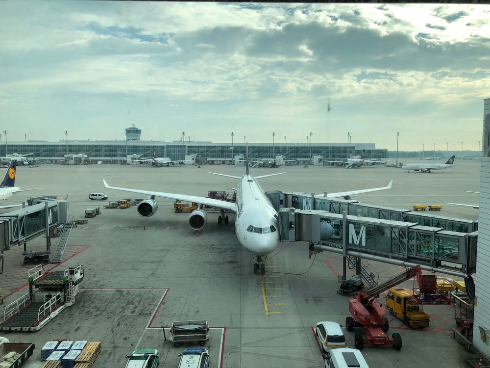 Flugzeug während des Boarding am Terminal, weitere Flugzeuge im Hintergrund