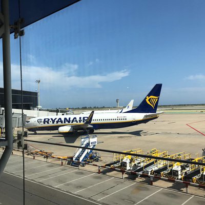 Ryanair-Jet während des Boardings am Terminal in Bercelona El Prat