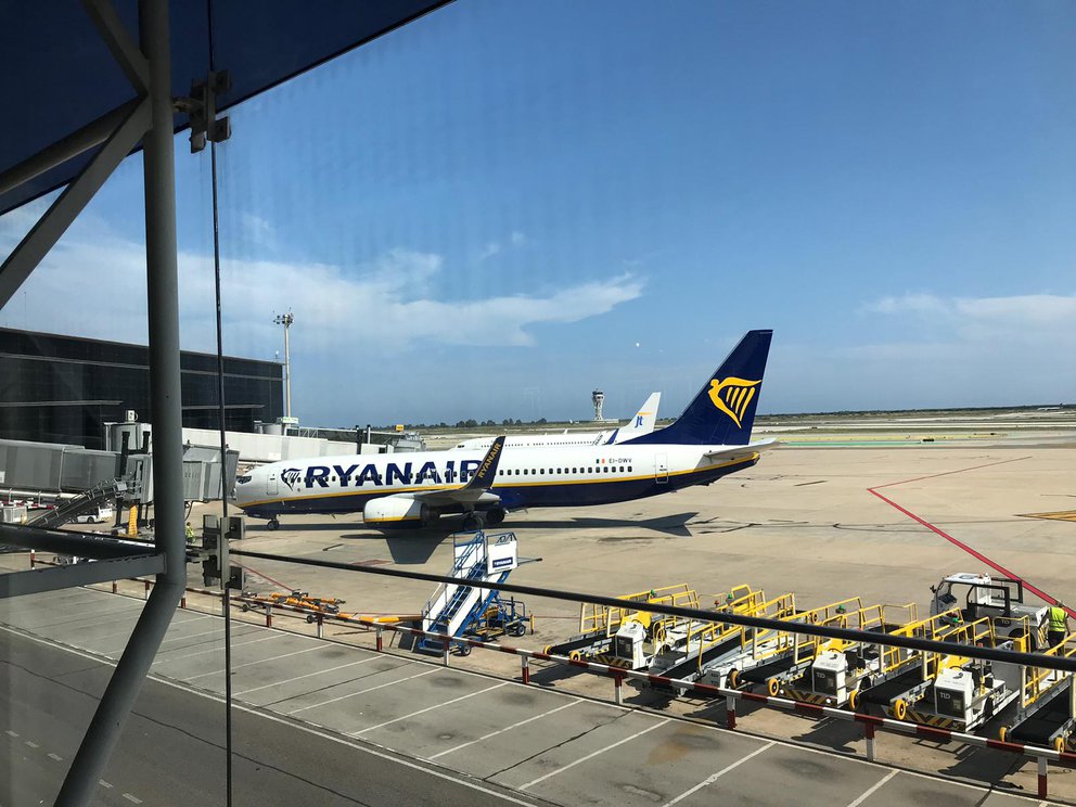 Ryanair-Jet während des Boardings am Terminal in Bercelona El Prat