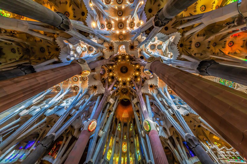 Das bunte Innere der Sagrada Familia