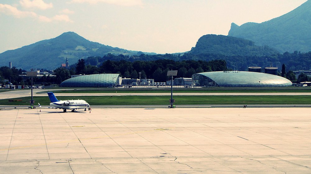 Rollfeld des Flughafen Salzburg mit Bergen im Hintergund