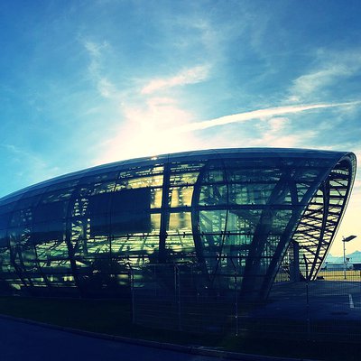 Futuristischer Hangar am Flughafen Salzburg